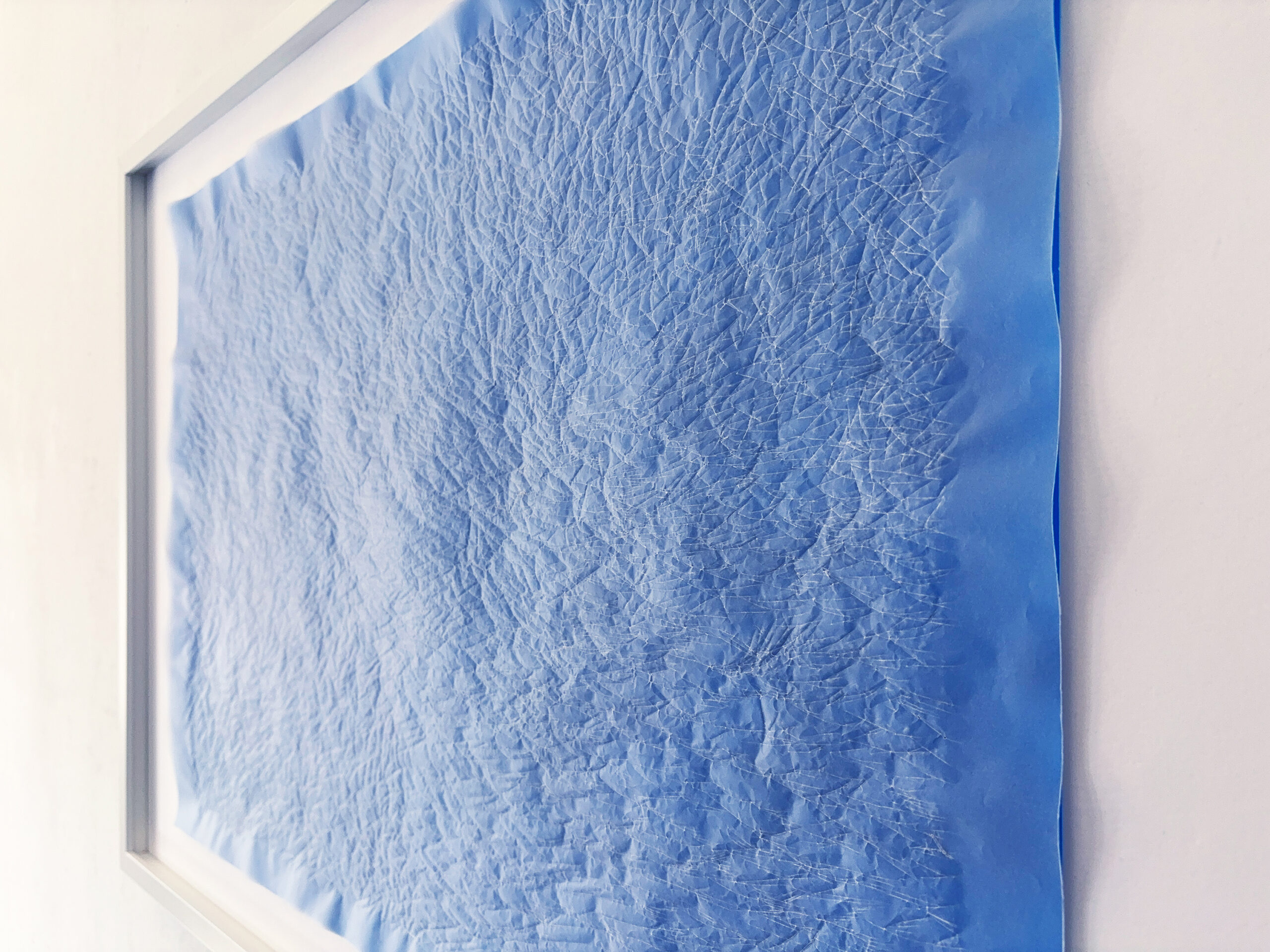 Spuren von vier, 2025, Transparentpapier, gefaltet; Sprühfarbe auf Papier, 72,7 × 50,2 cm