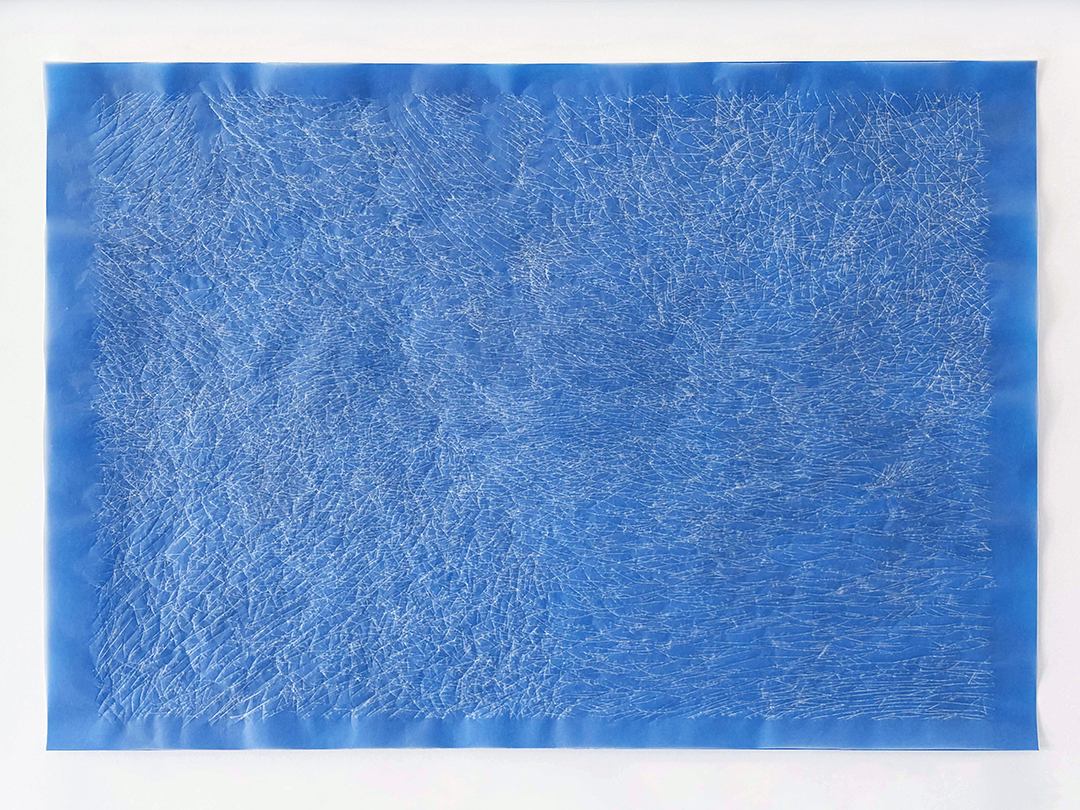 Spuren von vier, 2025, Transparentpapier, gefaltet; Sprühfarbe auf Papier, 72,7 × 50,2 cm