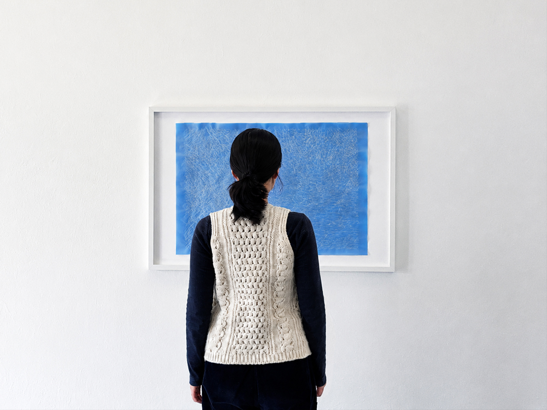 Spuren von vier, 2025, Transparentpapier, gefaltet; Sprühfarbe auf Papier, 72,7 × 50,2 cm